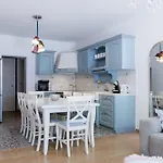 City Vibe Villa With Pool