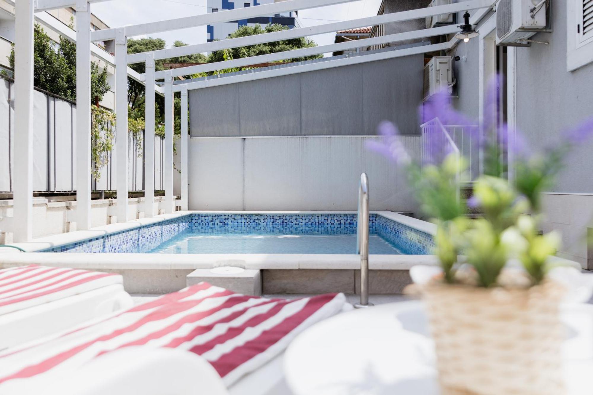 Villaer Vibe With Pool Split